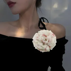 Grande spilla a forma di peonia in tessuto con delicato motivo floreale.