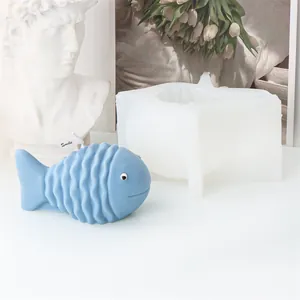 Dettaglio dello stampo in silicone a forma di pesce 3D con candela blu rifinita