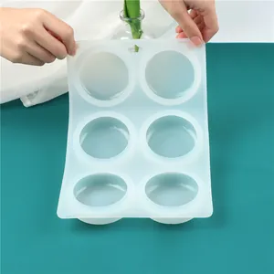 Dettaglio della consistenza flessibile di uno stampo in silicone a 6 cavità per saponi tondi.