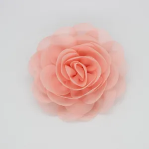 Detalle de un broche de rosa de gasa 3D rosa suave, ideal para manualidades de bricolaje