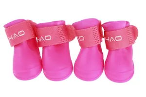 Vista dettagliata di scarpe per cani impermeabili in silicone rosa con cinghie.