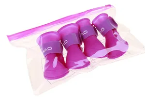 Set di 4 stivali da pioggia impermeabili in silicone rosa per cani con cinturino.
