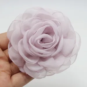 Vista de macro de las capas suaves de la flor de rosa de organza lila de 8 cm.