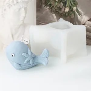 Dettaglio dello stampo in silicone 3D a forma di balena con candela blu finita