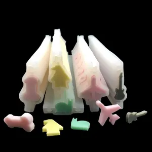 Detailansicht von Silikon-Röhrenformen für Seife und Kuchen mit kreativen Formen