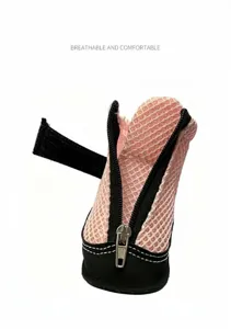 Dettaglio di scarpa per cani in rete rosa con cerniera e chiusura a strappo in velcro