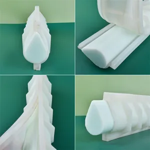 Vue détaillée du moule en silicone en forme de goutte d'eau montrant sa conception fendue.