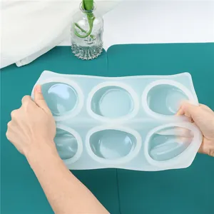 Dettaglio dello stampo flessibile in silicone a 6 cavità tonde per sapone e dolci