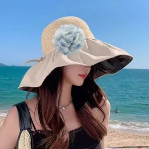 Dettaglio di un grande fermaglio per capelli a fiore di camelia su un cappello di paglia