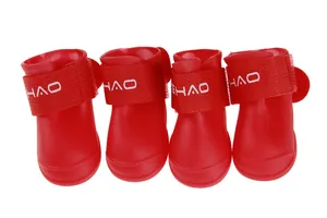 Scarpe da pioggia impermeabili rosse per cani set da 4, perfette per passeggiate fangose.