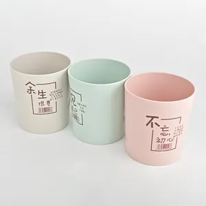 Modernes dreiteiliges Set mit bunten minimalistischen Mundspülbechern aus Kunststoff