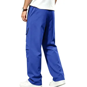 Vue arrière détaillée du pantalon cargo bleu épais et ample pour homme, style urbain