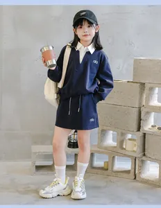 Niña con zapatillas chunky blancas y plateadas en un entorno urbano de estilo moderno