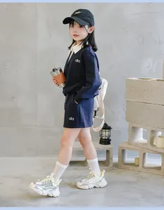 Vista completa de zapatillas tipo dad en cuero plateado para niñas ideales para deportes