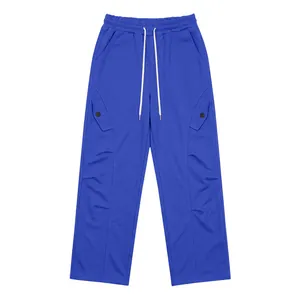 Vue détaillée du pantalon de jogging cargo bleu large avec un cordon blanc.
