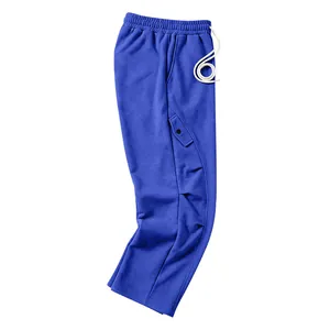 Vue latérale du pantalon large en coton bleu épais avec détails de coutures courbées.