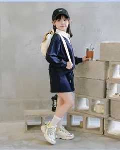 Vista detallada de una niña con zapatillas de cuero genuino blancas y plateadas gruesas