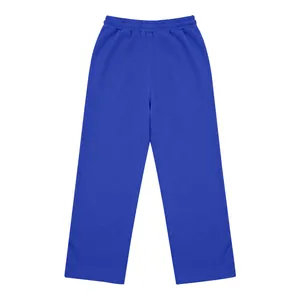 Vue détaillée de la texture du tissu bleu vif et de la coupe large de ce jogging ample