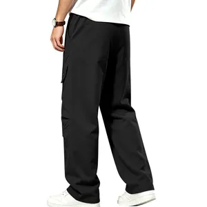 Vue arrière d'un pantalon large noir pour homme de style hip-hop high-street