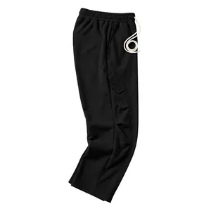 Vue détaillée du pantalon de jogging noir épais à jambe large et coupe incurvée tendance