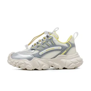 Zapatillas chunky de cuero para mujer con detalles plateados y suela de plataforma