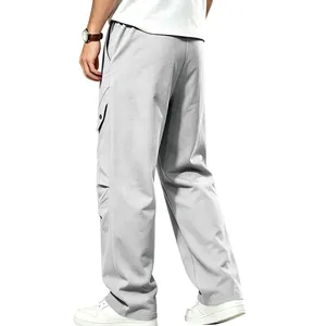 Vue macro montrant la texture du tissu du pantalon de survêtement cargo gris épais homme.