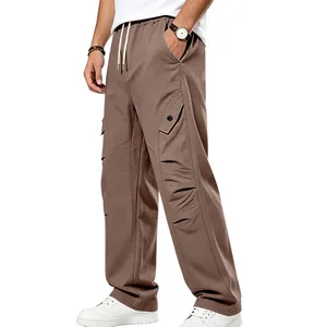 Détail d'un pantalon cargo marron lourd pour homme, style high-street et jambe large