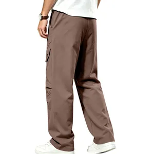 Vue arrière détaillée d'un pantalon de survêtement large et lourd pour homme marron.