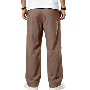 Vue de dos d'un pantalon décontracté marron large pour homme de style hip-hop urbain