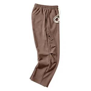 Vue détaillée du pantalon de jogging marron épais pour homme avec jambe incurvée.