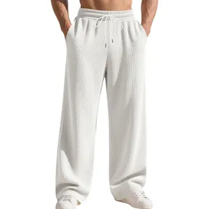 Nahaufnahme der weißen gerippten Textur dieser locker sitzenden Herren-Sweatpants