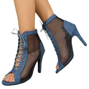 Sandalias de tacón de aguja con cordones en denim azul y malla negra para fiestas