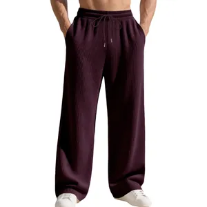 Detailansicht der locker sitzenden lila Herrenhose mit Kordelzug und Rippenstruktur