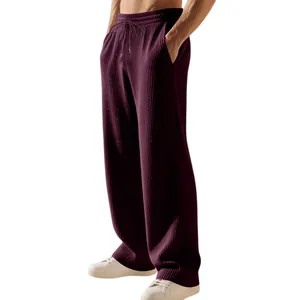 Detailaufnahme der schweren Rippstruktur bei lockeren Herren-Sweatpants mit geradem Bein