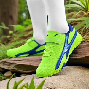 Chaussures de football pour enfants vert citron avec garnitures bleues et bride velcro