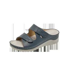 Sandales à talons compensés bleu marine pour femmes avec coutures décoratives.