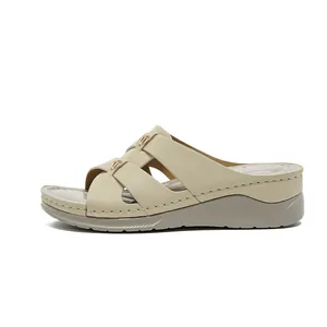 Sandali con zeppa beige comodi per donna con eleganti dettagli di cuciture incrociate