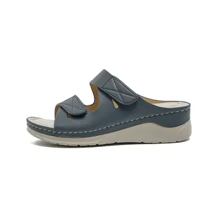 Sandales compensées confortables pour femmes en bleu marine avec surpiqûres blanches.