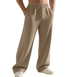 Detaillierte Textur der schweren khaki Herrenhose mit Rippenmuster und weitem Bein