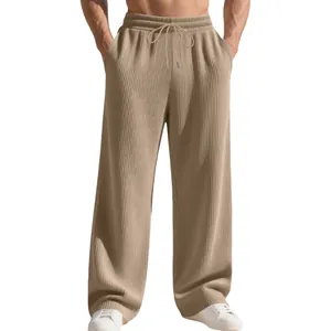 Detailansicht der khakifarbenen Herrenhose mit Kordelzug und geradem Beinverlauf.