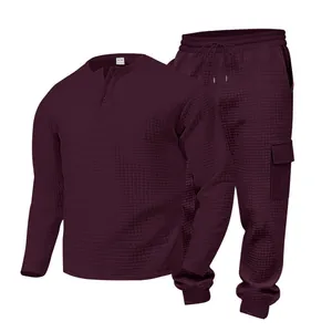 Premium ανδρικό σετ με μπορντό μπλούζα Henley και παντελόνι cargo λεπτομέρειες
