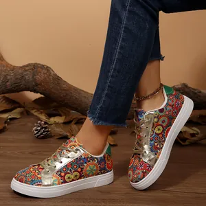 Λεπτομέρεια από πολύχρωμα πάνινα sneakers με μποέμ mandala print και χρυσές λεπτομέρειες.