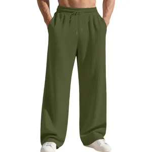 Detailansicht der olivgrünen Rippstruktur bei dieser gerade geschnittenen Herrenhose