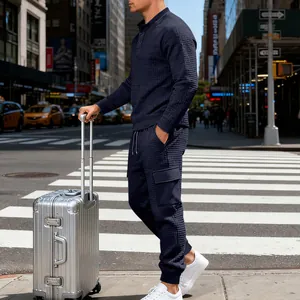 Κοντινό πλάνο ανδρικού μπλε waffle knit cargo σετ σε σκηνικό δρόμου της πόλης