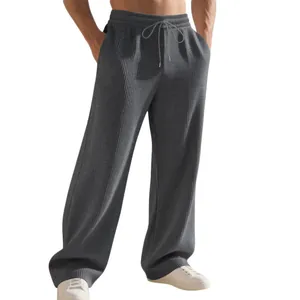 Nahaufnahme der schweren grauen gerippten Jogginghose mit Kordelzug und weitem Bein
