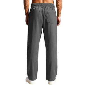 Rückansicht einer grauen, gerippten, lässigen Hose mit Struktur und Taschendetails