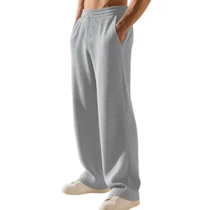 Detailansicht der locker sitzenden, grauen Herren-Jogginghose mit Rippstruktur und weitem Bein