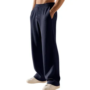 Nahaufnahme der dunkelblauen Herren-Sweatpants mit Rippenmuster und Gummizug