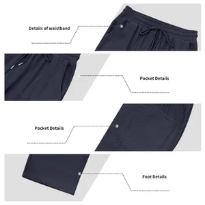Detailansichten von Bund, Taschen und Saum einer dunkelblauen gerippten Jogginghose