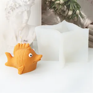 Stampo in silicone 3D per candela a pesce con stampo bianco e pesce di cera arancione finito